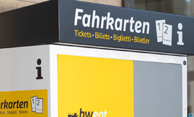 Ausschnitt eines gelb-grauen Fahrscheinautomaten mit der Aufschrift "Fahrkarten"