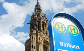 Haltestellenschild "Heilbronn, Rathaus" vor dem Turm der Kilianskirche