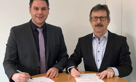 Untergruppenbachs Bürgermeister Andreas Vierling und HNV-Geschäftsführer Gerhard Gross unterzeichnen die JobTicket-Vereinbarung.