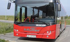 roter Bus der Firma Müller Reisen von vorne