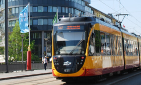 Stadtbahn beim NeckarTurm in Heilbronn
