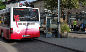 Ein Stadtbus hält am Hauptbahnhof Öhringen
